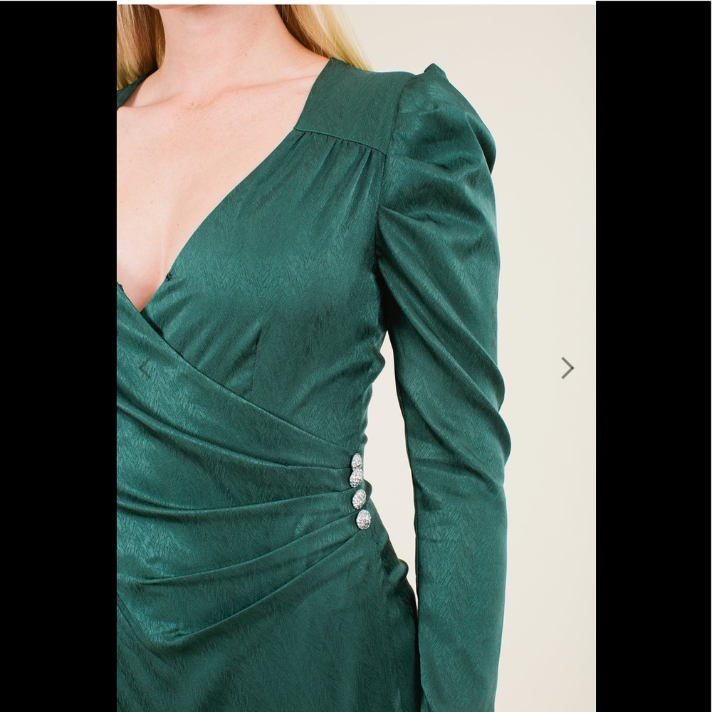 💚 WAYF Hunter Green Rhinestone Button Ruched Dress - Picture 4 of 6
